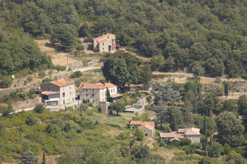 Fototapeta na wymiar Village de la Rouvierette dans les Cévennes, vue aérienne