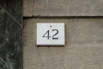 42 numero  marmo casa , numero civico antico,primo piano