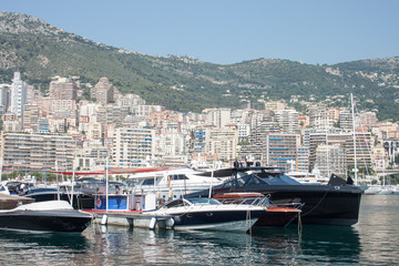 Fototapeta na wymiar Yachten und Stadtkulisse von Monaco