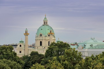 Wien Karlskirche von oben, Karlsplatz im Sommer am Abend