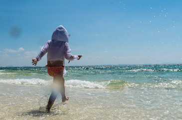 sommer in thailand, mädchen am strand