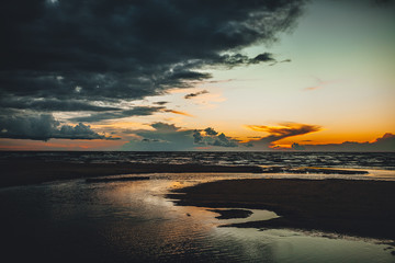Obraz premium Evening by the sea, dramatic clouds, sky before storm in baltic sea