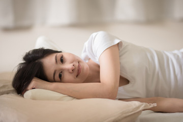 Obraz na płótnie Canvas 寝転ぶ女性・ベッド