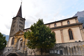 Fototapeta na wymiar Kirche Mariä Himmelfahrt mit Beinhaus in Glis Kanton Wallis