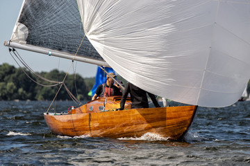 klassische Segelyacht mit Spinnaker bei einer Regatta