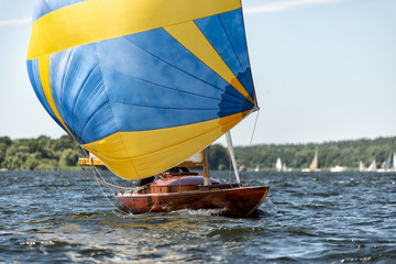 klassische Segelyacht mit Spinnaker bei einer Regatta