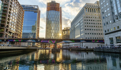 Office buildings and South Quay footbridge in Canary Wharf, London - obrazy, fototapety, plakaty
