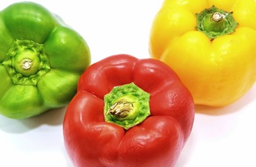 Pimientos de colores sobre fondo blanco