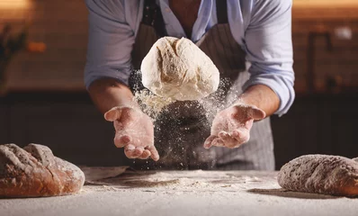 Foto auf Acrylglas Bäckerei Hände von Bäckermännchen kneten Teig