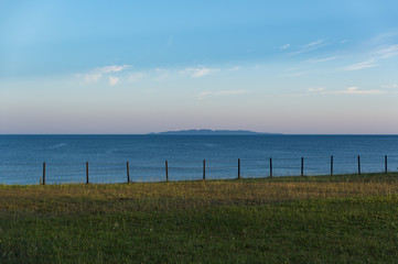 朝焼けの静かな海と粟島　瀬波海岸