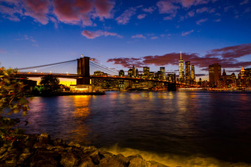 Fototapeta premium New York Skyline with Brooklyn Bridge Hudson River Manhatten Twi