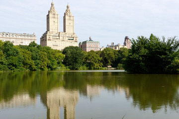 Obraz premium Buildings on the Upper West Side of Manhattan, as seen across the Lake in Central Park, New York City