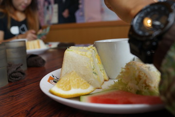 朝食　サンドイッチ　食べる　ワンプレート