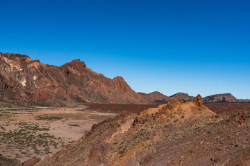 Obraz premium Friedliche und schöne Landschaft auf dem Teide in Teneriffe mit Lavagestein und blauem Himmel