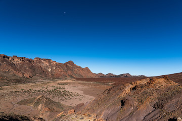 Friedliche und schöne Landschaft auf dem Teide in Teneriffe mit Lavagestein und blauem Himmel
