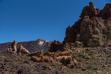 Fototapeta premium Teide Nationalpark in Teneriffe mit eindrucksvoller Landschaft und tiefblauem Himmel