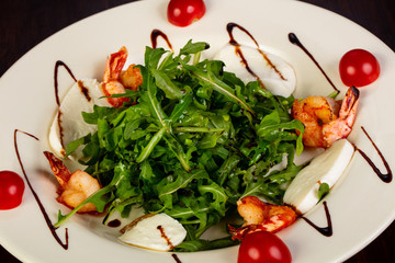 Salad with mozzarella and prawns