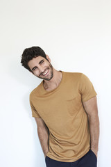Obraz premium Smiling handsome dude in t-shirt, studio shot