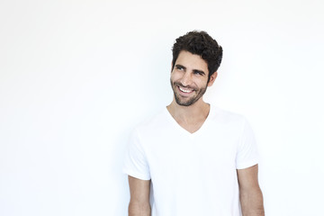 Obraz premium White tee guy smiling and looking away