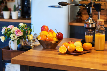Obraz na płótnie Canvas Orange juice freshly squeezed from fresh fruits with a juicer..