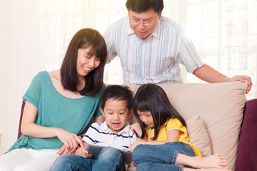 Obraz premium Asian family