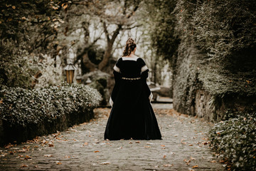 Frau im Kostüm