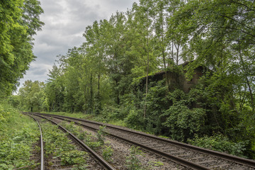 Obraz premium Abandoned house near a railway