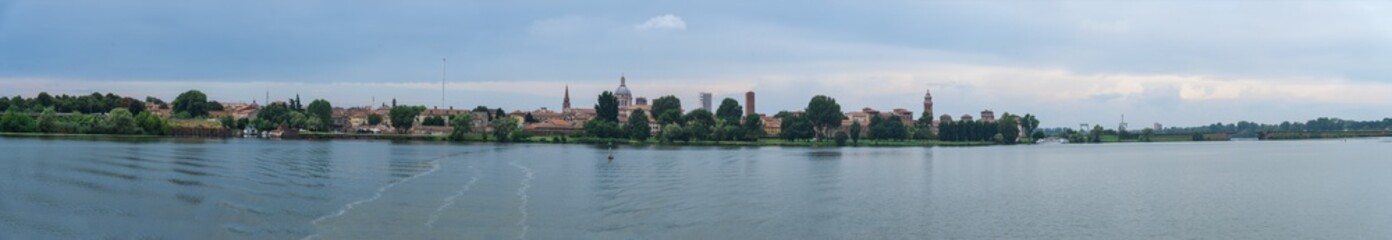 Fototapeta na wymiar Panorama di Mantova, Lombardia, Italia