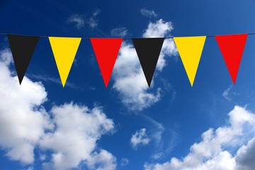 Guirlande, fanions, noir, jaune, rouge, ciel 