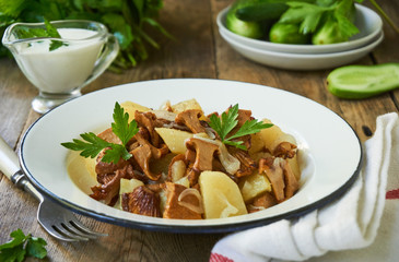 Baked potatoes with chanterelle mushrooms in a bowl