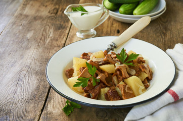 Baked potatoes with chanterelle mushrooms in a bowl