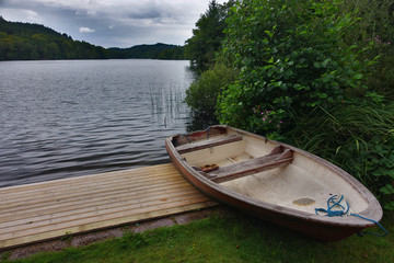 Fototapeta na wymiar old boat near lake