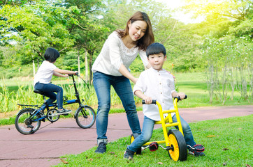 Fototapeta premium Asian family