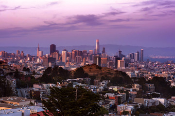 Fototapeta premium Widok z lotu ptaka na drapacze chmur San Francisco i centrum miasta. Kalifornia, USA