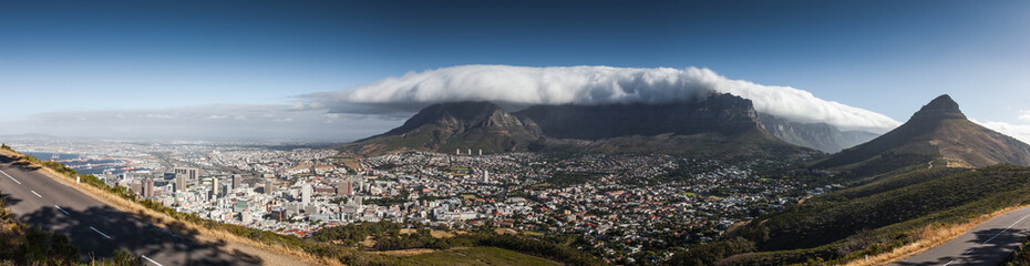 Obraz premium Tapis de nuage sur Table mountain à Cape Town