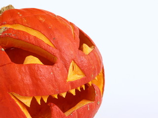 Straszna pomarańczowa dynia z wyciętymi oczami i uśmiechem - lampion na halloween - Dekoracja wnętrza na białym tle