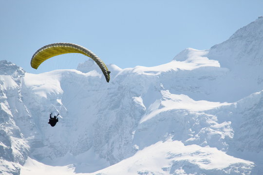Paragliding in Switzerland