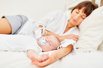Obraz na płótnie Canvas Mutter und Baby schlafen friedlich