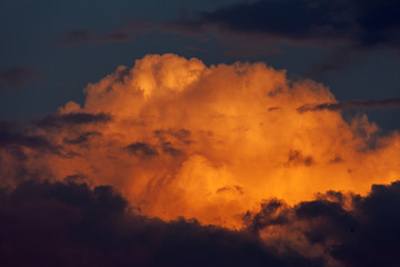 Obraz premium Background of the blood red evening sky and clouds