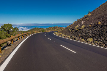 Landstraße durch die Lavafelder auf Teneriffa