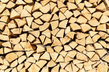 Primer plano de tocones de leña apilados.