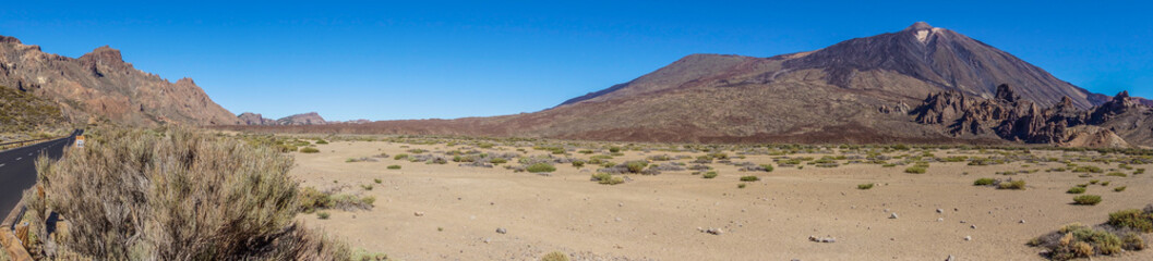 Fototapeta na wymiar Panorama-Aufnahme der Caldera des las Cañadas im Teide-Nationalpark