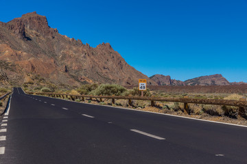 Landstraße am Fuße des Teide-Vulkans auf Teneriffa