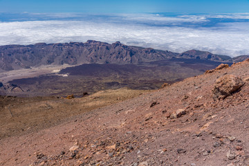 Fototapeta na wymiar Wolkenhimmel über den Steinwüsten am Vulkan