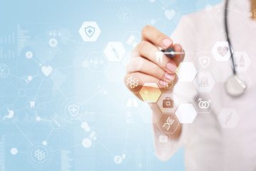 Obraz premium Medicine doctor is using modern computer virtual screen interface, medical technology network concept.