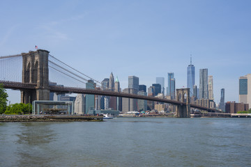 Fototapeta na wymiar Manhattan skyline and Brooklyn Bridge in daytime