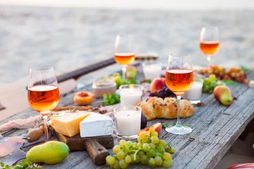 Schapenvacht deken met patroon Picknick Picnic on beach at sunset in boho style. Romantic dinner, friends party, summertime, food and drink concept