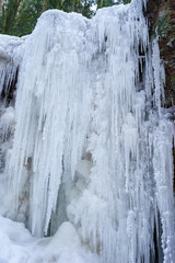 Eiszapfen von gefrorenem Wasserfall