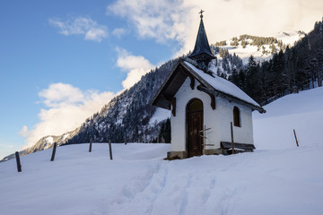 Fototapeta na wymiar Christliche Kapelle bei Schnee
