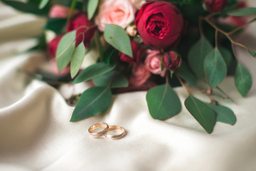 wedding rings floral bride bouquet